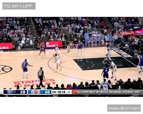 灰熊与快船季后赛第六场激战回顾球员表现与战术分析